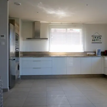 Spacious T4 With Garden - Near Apartment *