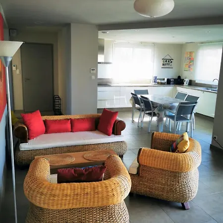 Spacious T4 With Garden - Near * سيكس-فور-لو-بلاج